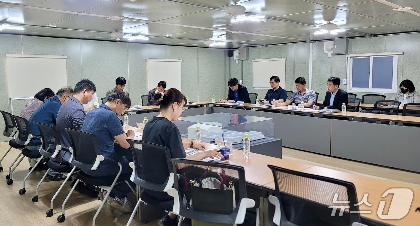 본문 이미지 - 9일 전북 김제시 국립새만금수목원 사업 현장에서 산림청, 전북도, 김제시, 한국수목원정원관리원, 한국농어촌공사 관계자들이 참여한 가운데 국립새만금수목원 활성화 및 지역 상생 발전을 위한 회의가 열렸다.(새만금개발청 제공. 재판매 및 DB금지)/뉴스1