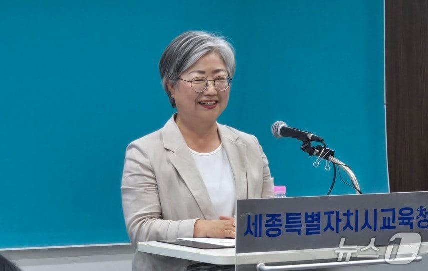 본문 이미지 - 기자회견하는 강미애 세종교육감 당선인. / 뉴스1