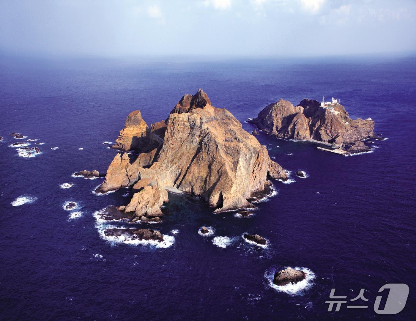 본문 이미지 - 하늘에서 바라본 독도 전경.(동북아역사재단 제공)