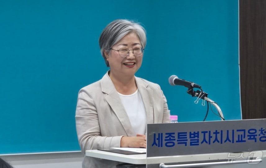 본문 이미지 - 지난 7월 9일 강미애 세종시교육감이 교육청 4층 대회의실에서 당선 뒤 첫 공식 기자회견을 하고 있다.  강 교육감은 이 자리에서 글로벌 진로탐험대 공약을 약속대로 추진하겠다고 밝혔다.(자료사진)