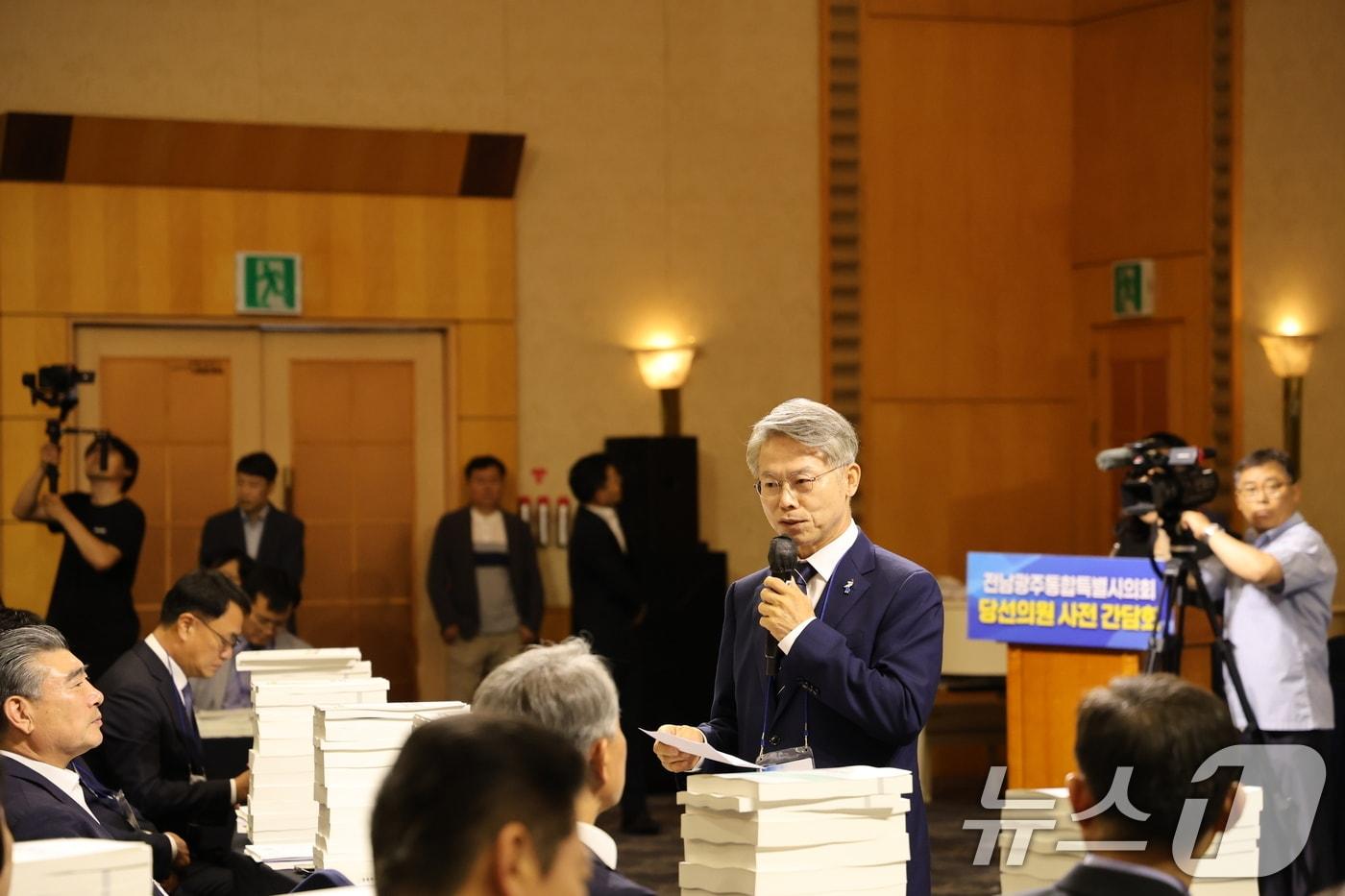 본문 이미지 - 민형배 전남광주특별시장 당선인이 9일 전남 목포서 특별시의회 당선인 사전 간담회에 참석해 발언하고 있다. (민형배 당선인 측 제공. 재판매 및 DB금지) 2026.6.9 ⓒ 뉴스1 