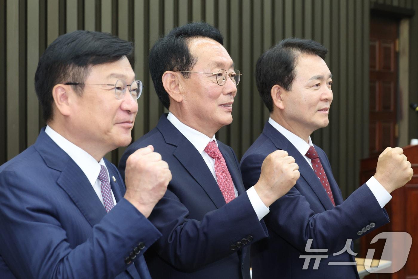 본문 이미지 - 국민의힘 원내대표 출마를 선언한 정점식(왼쪽부터), 김도읍, 성일종 의원이 9일 서울 여의도 국회에서 초·재선 의원 주최로 열린 원내대표 후보자 초청 간담회에서 기념 촬영을 하고 있다. 2026.6.9 ⓒ 뉴스1 신웅수 기자