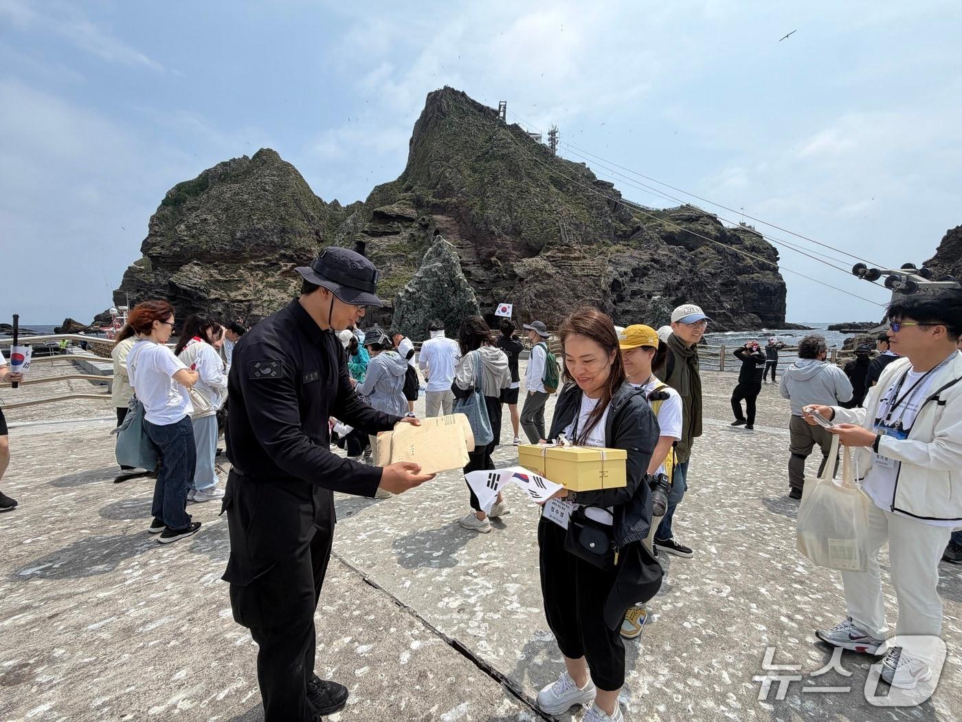 본문 이미지 - 독도경비대에 학생 편지들을 전달하고 있는 부천수주초등학교 정수경 교사.(동북아역사재단 제공)
