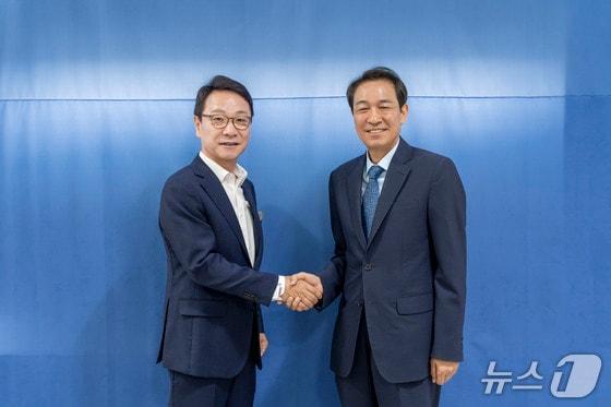 본문 이미지 - 우상호 강원지사 당선인(사진 오른쪽)과 민선 9기 인수위원장에 임명된 김헌영 전 강원대 총장.(우상호 측 제공. 재판매 및 DB금지)/뉴스1