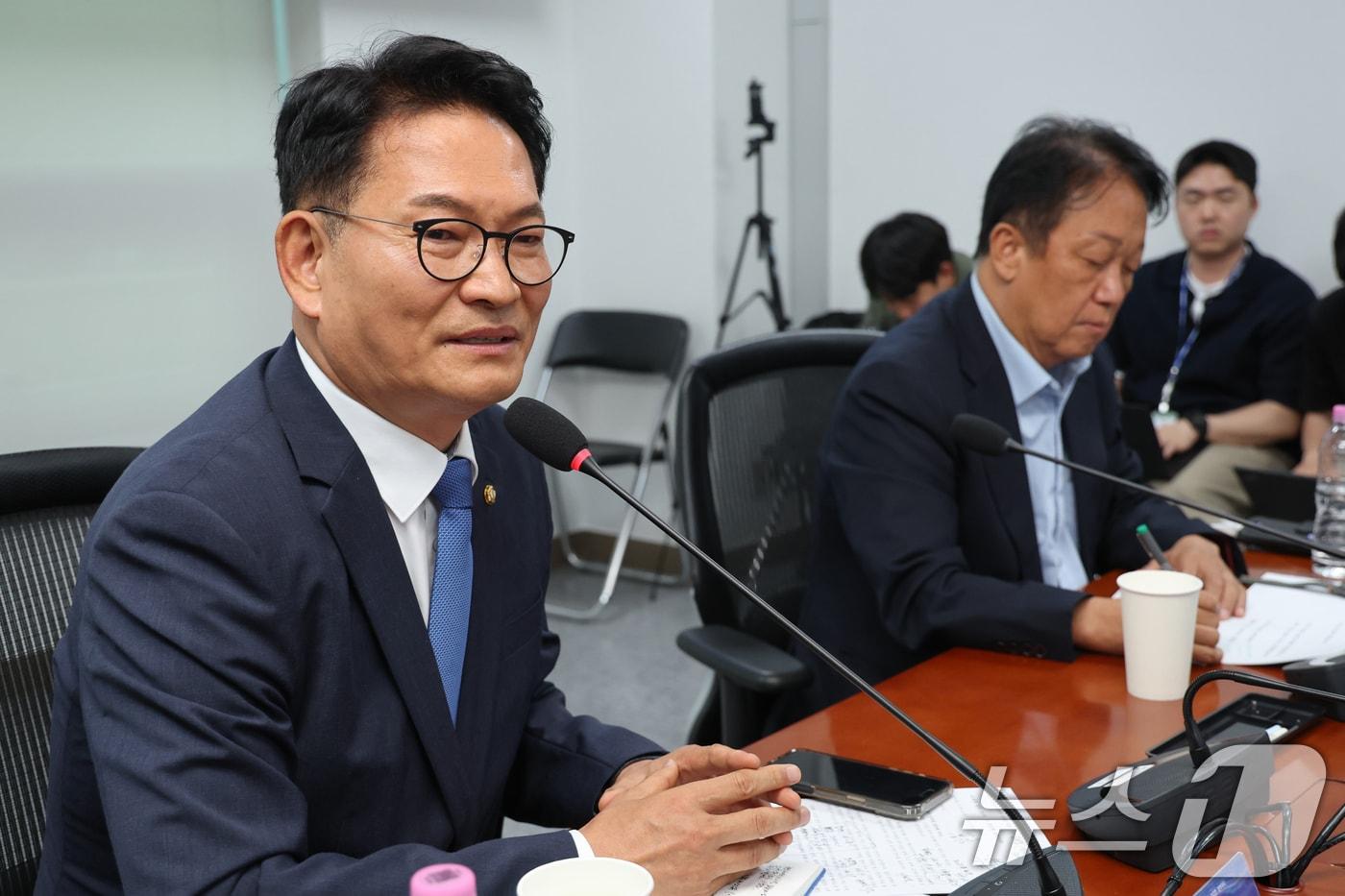 본문 이미지 - 송영길 더불어민주당 의원이 9일 오후 서울 여의도 국회의원회관에서 열린 '이재명 정부 2년차, 더 과감한 개혁이다' 포럼에 참석해 국정개혁을 주제로 토론하고 있다. 2026.6.9 ⓒ 뉴스1 안은나 기자