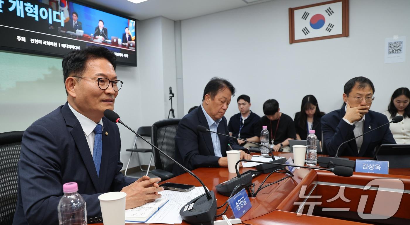 본문 이미지 - 송영길 더불어민주당 의원이 9일 오후 서울 여의도 국회의원회관에서 열린 '이재명 정부 2년차, 더 과감한 개혁이다' 포럼에 참석해 국정개혁을 주제로 토론하고 있다. 왼쪽부터 송 의원, 민병두 전 의원, 김상욱 울산시장 당선인. 2026.6.9 ⓒ 뉴스1 안은나 기자
