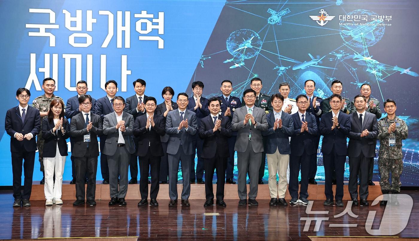 본문 이미지 - 안규백 국방부 장관이 9일 서울 용산구 전쟁기념관에서 열린 국방개혁 세미나에서 참석자들과 기념촬영을 하고 있다. 2026.6.9 ⓒ 뉴스1 김도우 기자