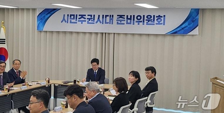 본문 이미지 - 구자열 더불어민주당 민선 9기 강원 원주시장 당선인의 원주시장직 인수위원회인 '시민주권시대 준비위원회'가 9일 오후 원주시 명륜1동 주민자치센터에서 위원회 현판식과 함께 위원 구성을 마치고 본격적인 업무를 시작했다. 2026.6.9/뉴스1 신관호 기자