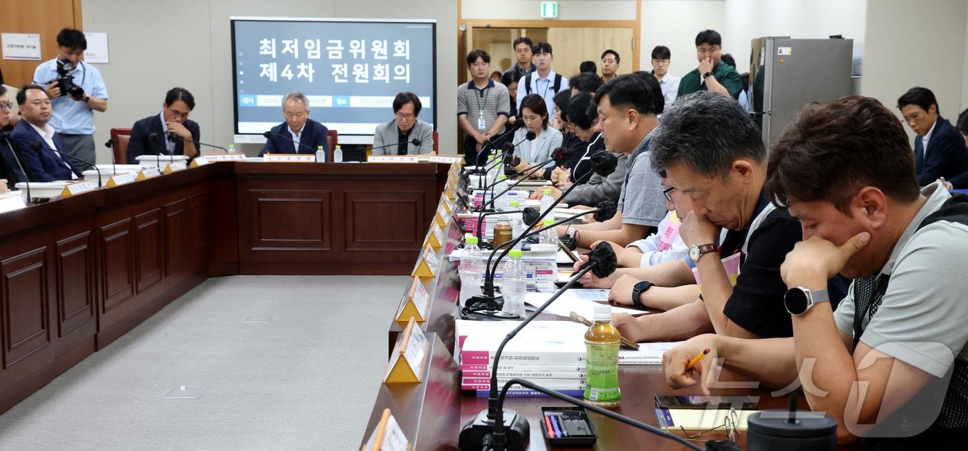 본문 이미지 - 9일 세종시 정부세종청사 최저임금위원회에서 열린 2027년도 최저임금위원회 4차 전원회의에 근로자위원들이 플랫폼 특수고용 노동자 적정임금 논의 등을 시작하고 있다. 2026.6.9 ⓒ 뉴스1 김기남 기자