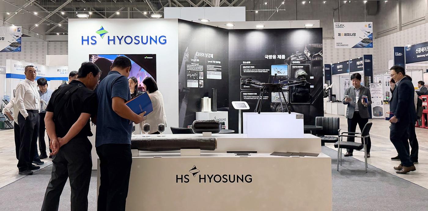 본문 이미지 - '대한민국 국방산업발전대전'에 마련된 HS효성첨단소재 부스 전경. (HS효성첨단소재 제공)