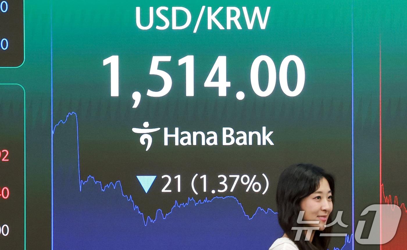 본문 이미지 - 9일 서울 중구 하나은행 본점 딜링룸 전광판에 환율이 표시되고 있다. 서울외환시장에서 달러·원 환율은 전일 대비 21원 내린 1514원에 거래되고 있다. 2026.6.9 ⓒ 뉴스1 이호윤 기자