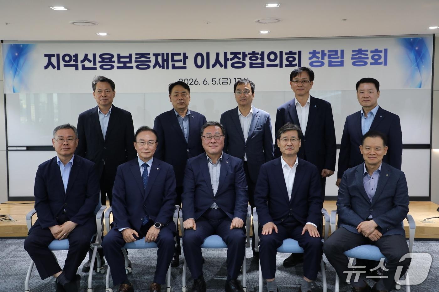 본문 이미지 - 전국 지역신용보증재단 이사장들이 '지역신용보증재단 이사장협의회' 창립총회를 열고 소상공인 금융안전망 강화를 위한 공동 대응 결의를 다졌다. 협의회장은 시석중 경기신보 이사장(앞줄 가운데)이 맡았다.(경기신보 제공. 재판매 및 DB금지)/뉴스1