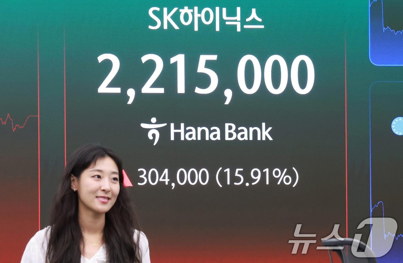 본문 이미지 - 9일 서울 중구 하나은행 본점 딜링룸 전광판에 종가가 나오고 있다.  2026.6.9 ⓒ 뉴스1 이호윤 기자