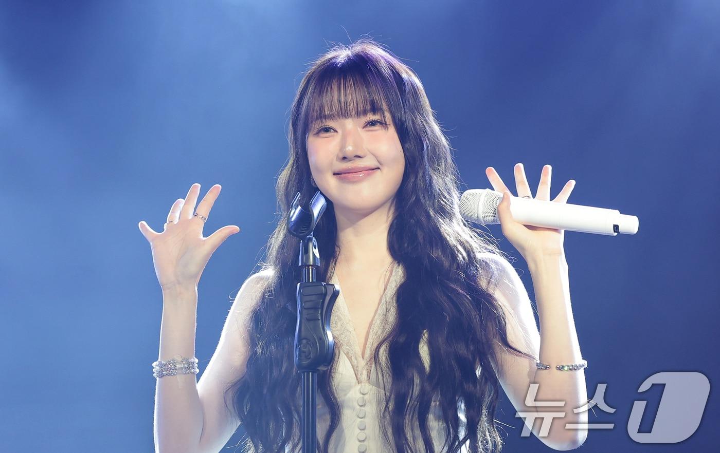 본문 이미지 - 가수 예린이 9일 서울 마포구 홍대 롤링홀에서 열린 네 번째 미니 앨범 'REACH YOU'(리치 유) 발매 쇼케이스에서 수록곡 '폴라리스'를 선보이고 있다. 2026.6.9 ⓒ 뉴스1 권현진 기자