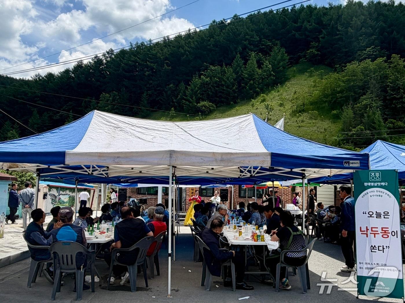 본문 이미지 - 강원랜드사회공헌재단이 올해 '정태영삼 맛캐다' 지원 식당과 함께 석탄산업 전환지역에서 음식 나눔 활동에 나선 가운데, 9일 식당 ‘낙두동’이 태백시 상장문학경로당에서 지역 고령자 100여명을 대상으로 육개장을 제공했다. (강원랜드 사회공헌재단 제공. 재판매 및 DB금지) 2026.6.9/뉴스1