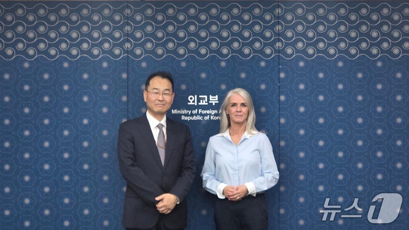 본문 이미지 - 외교부는 9일 박종한 외교부 경제외교조정관이 에위디스 니클라센 덴마크 패로제도 보건에너지부 장관과 면담을 갖고 양측 교역 확대와 경제협력 심화 방안을 논의했다고 밝혔다.(외교부 제공).