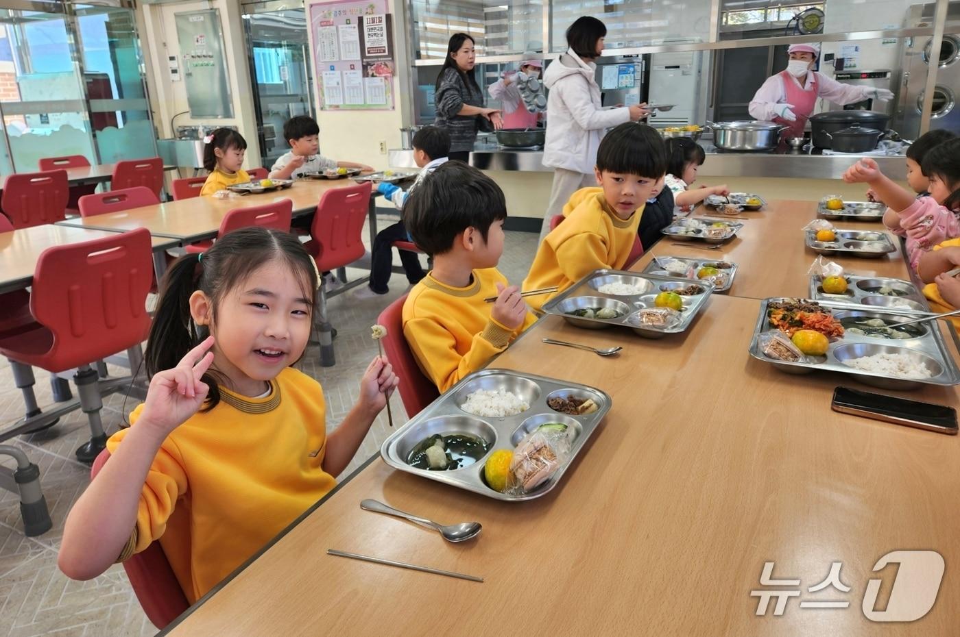 본문 이미지 - 전북 순창군이 추진 중인 친환경농산물 학교급식 및 무상급식 지원사업이 큰 호응을 얻고 있는 것으로 나타났다.(순창군 제공. 재판매 및 DB금지)/뉴스1