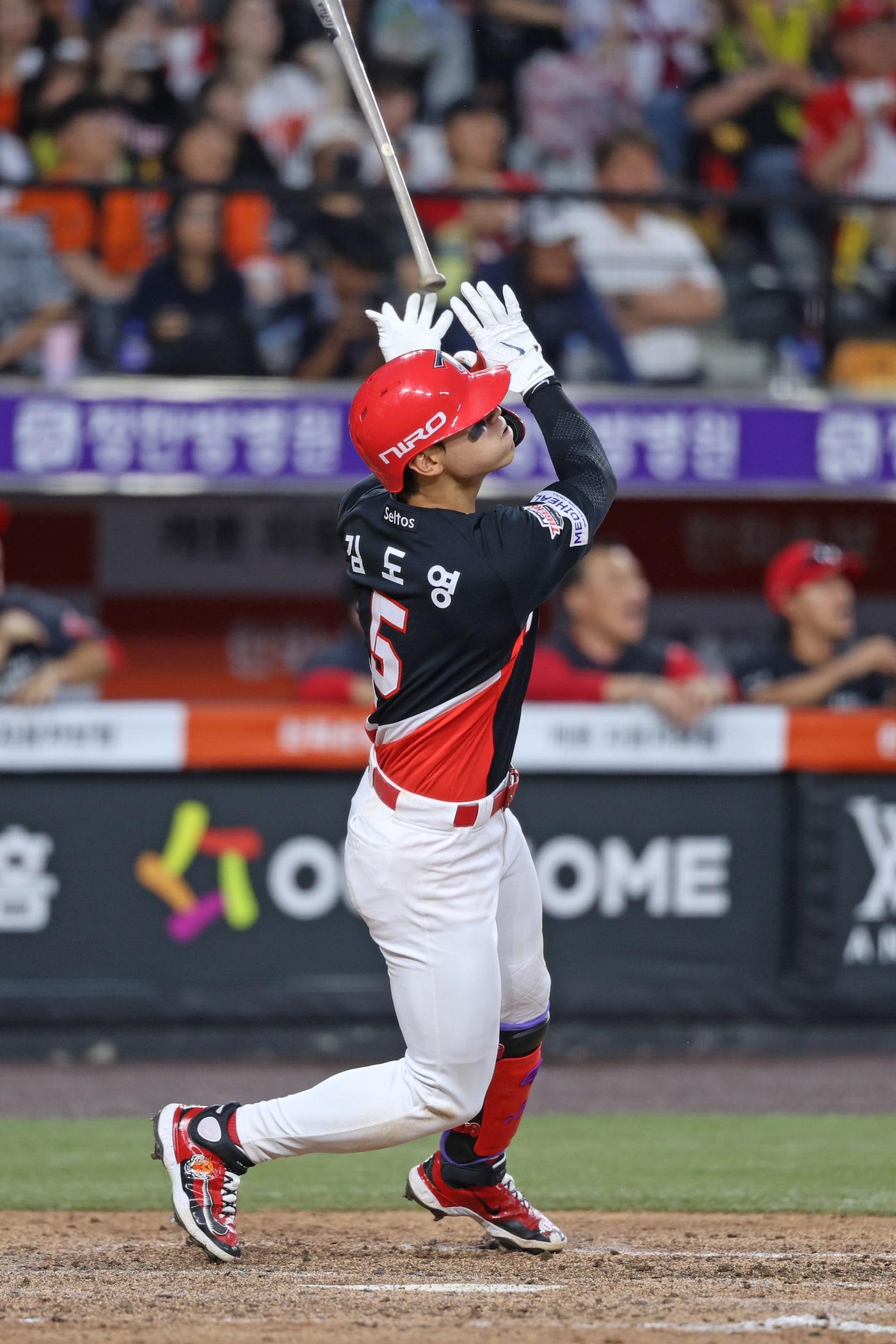 본문 이미지 - KIA 타이거즈 김도영이 9일 열린 한화 이글스와의 경기에서 4회초 3점홈런을 때리고 있다. (KIA 제공)