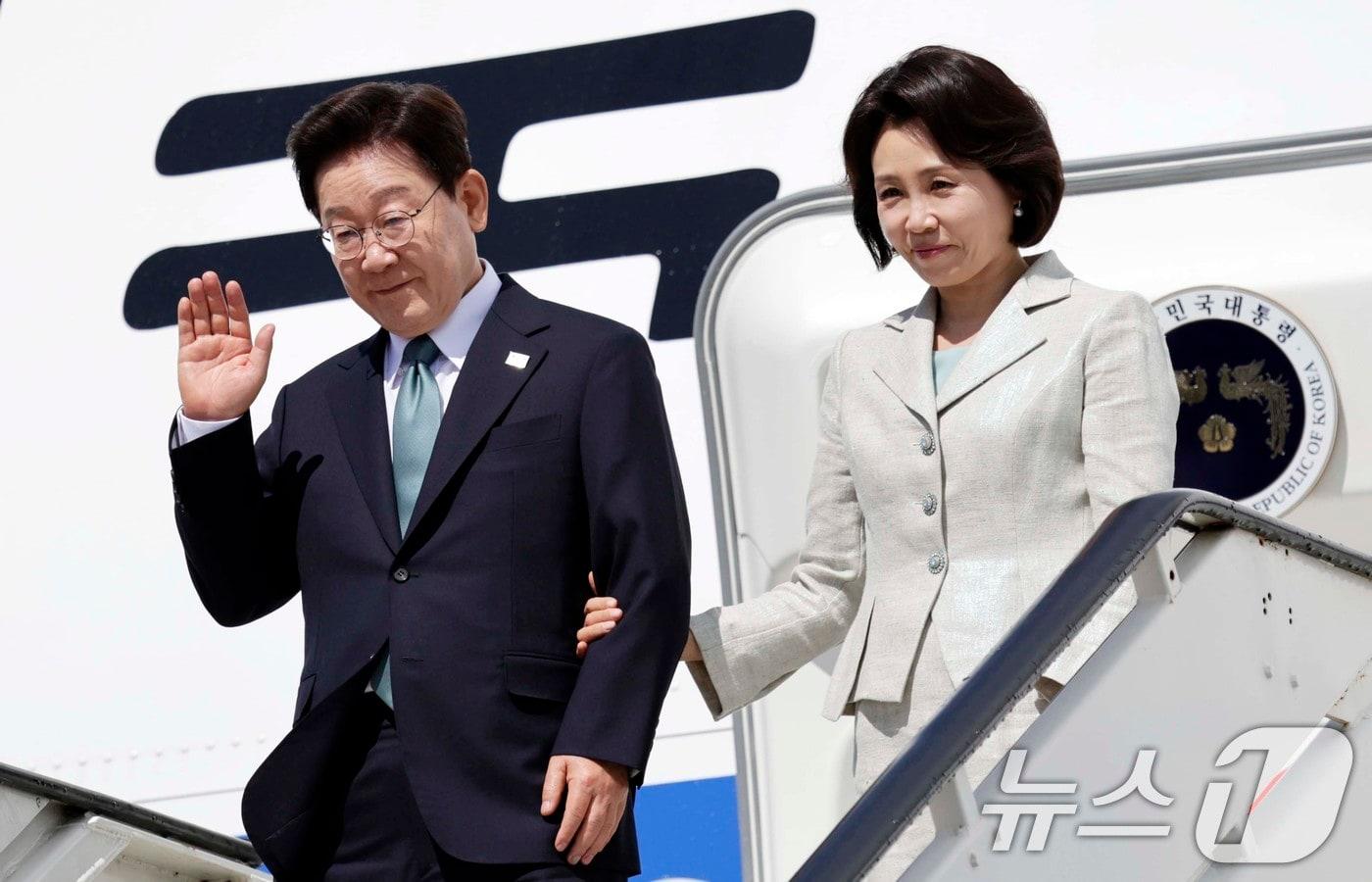 본문 이미지 - G7 정상회의 참석차 유럽 순방 일정에 나선 이재명 대통령과 김혜경 여사가 9일(현지시간) 벨기에 멜스브루크 군공항에 도착해 환영객들에게 인사하고 있다. 2026.6.9 ⓒ 뉴스1 허경 기자