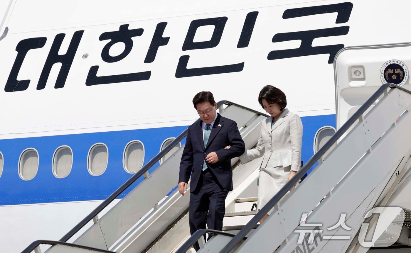 본문 이미지 - G7 정상회의 참석차 유럽 순방 일정에 나선 이재명 대통령과 김혜경 여사가 9일(현지시간) 벨기에 멜스브루크 군공항에 도착하고 있다. 2026.6.9 ⓒ 뉴스1 허경 기자