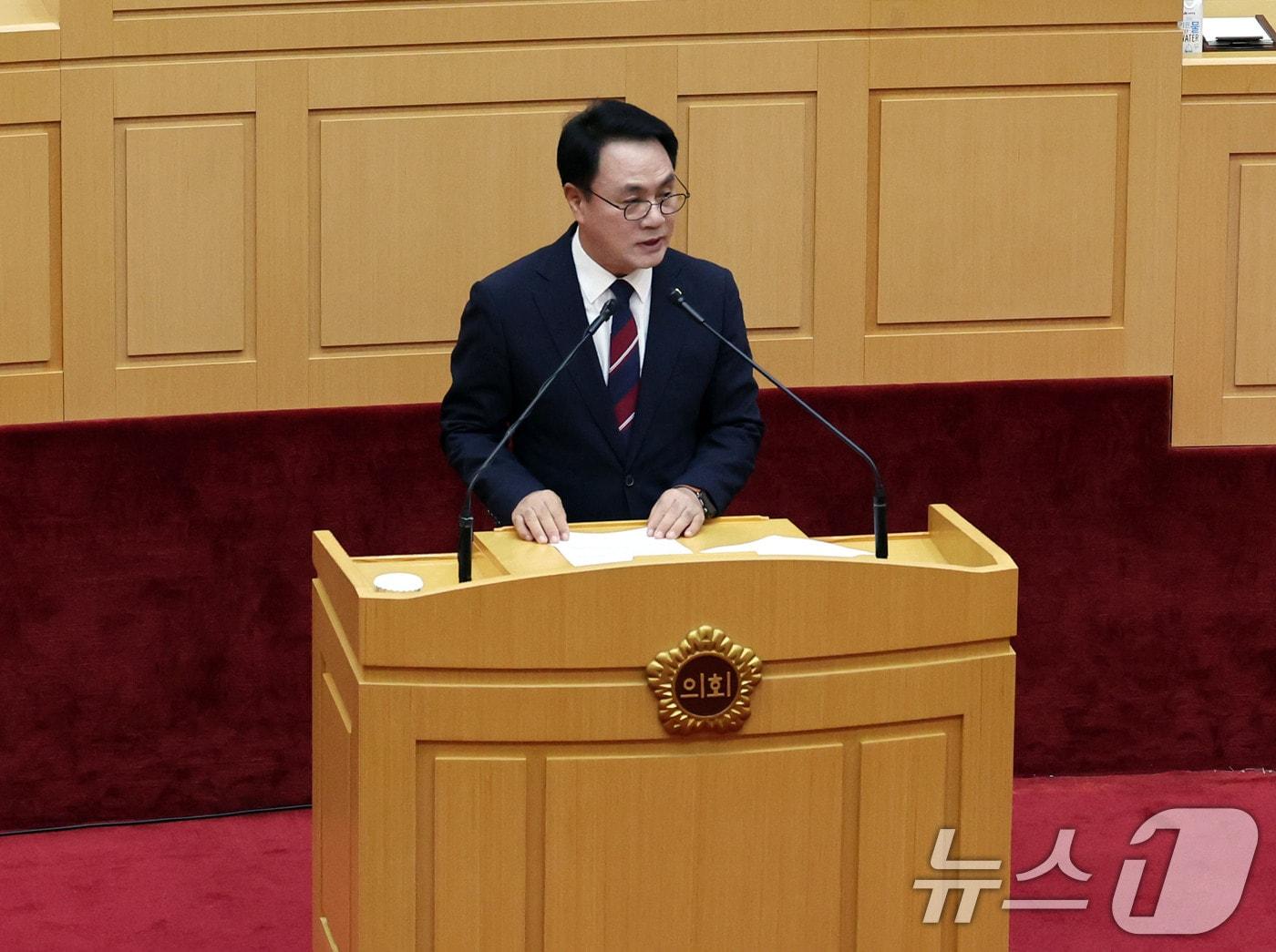 본문 이미지 - 전남광주통합특별시의회 초대 의장으로 선출된 송형곤 의원이 1일 전남도의회 본회의장에서 열린 제1회 임시회 제1차 본회의에서 의사일정을 진행하고 있다. ⓒ 뉴스1 박지현 기자