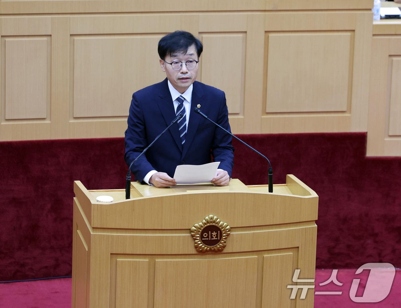 본문 이미지 - 윤민호 진보당 전남광주통합특별시의원이 1일 전남도의회 본회의장에서 열린 제1회 임시회 제1차 본회의에서 조례안과 관련해 발언하고 있다. 2026.7.1 ⓒ 뉴스1 박지현 기자