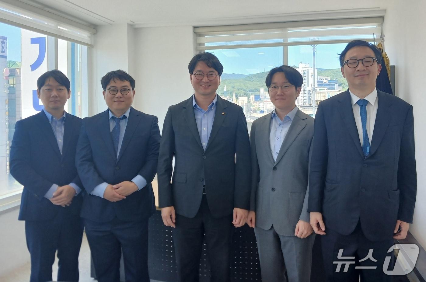 본문 이미지 - 손성일 경기도수의사회장이 6월 23일 조민희 변호사, 이동원 회계사, 허성엽 변리사, 정정국 노무사를 전문자문위원으로 위촉한 뒤 기념촬영을 하고 있다(수의사회 제공). ⓒ 뉴스1