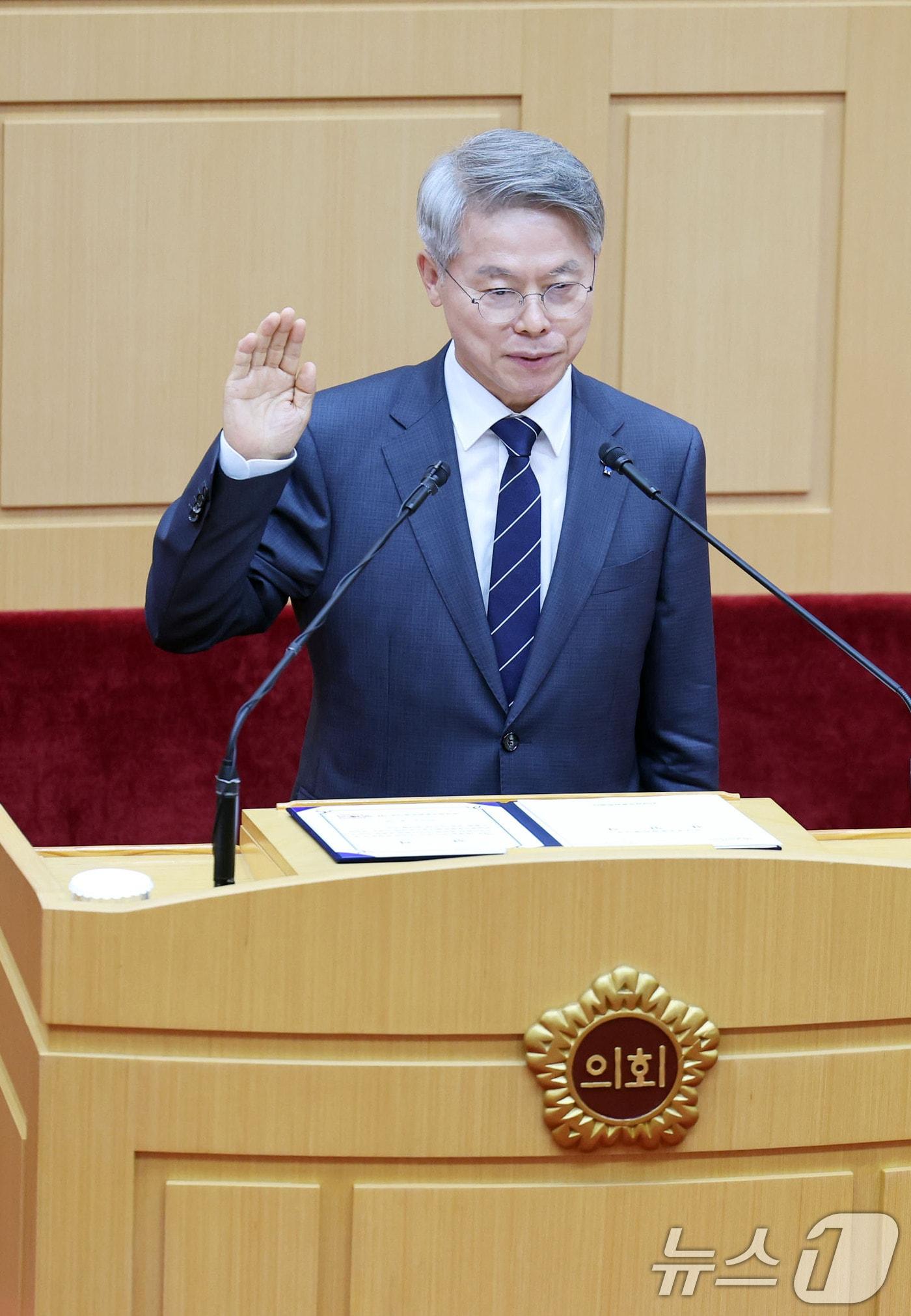 본문 이미지 - 민형배 전남광주통합특별시장이 전남광주통합특별시가 공식 출범한 1일 전남도의회 본회의장에서 열린 제1회 임시회 제1차 본회의에서 취임 선서를 하고 있다. 2026.7.1 ⓒ 뉴스1 박지현 기자