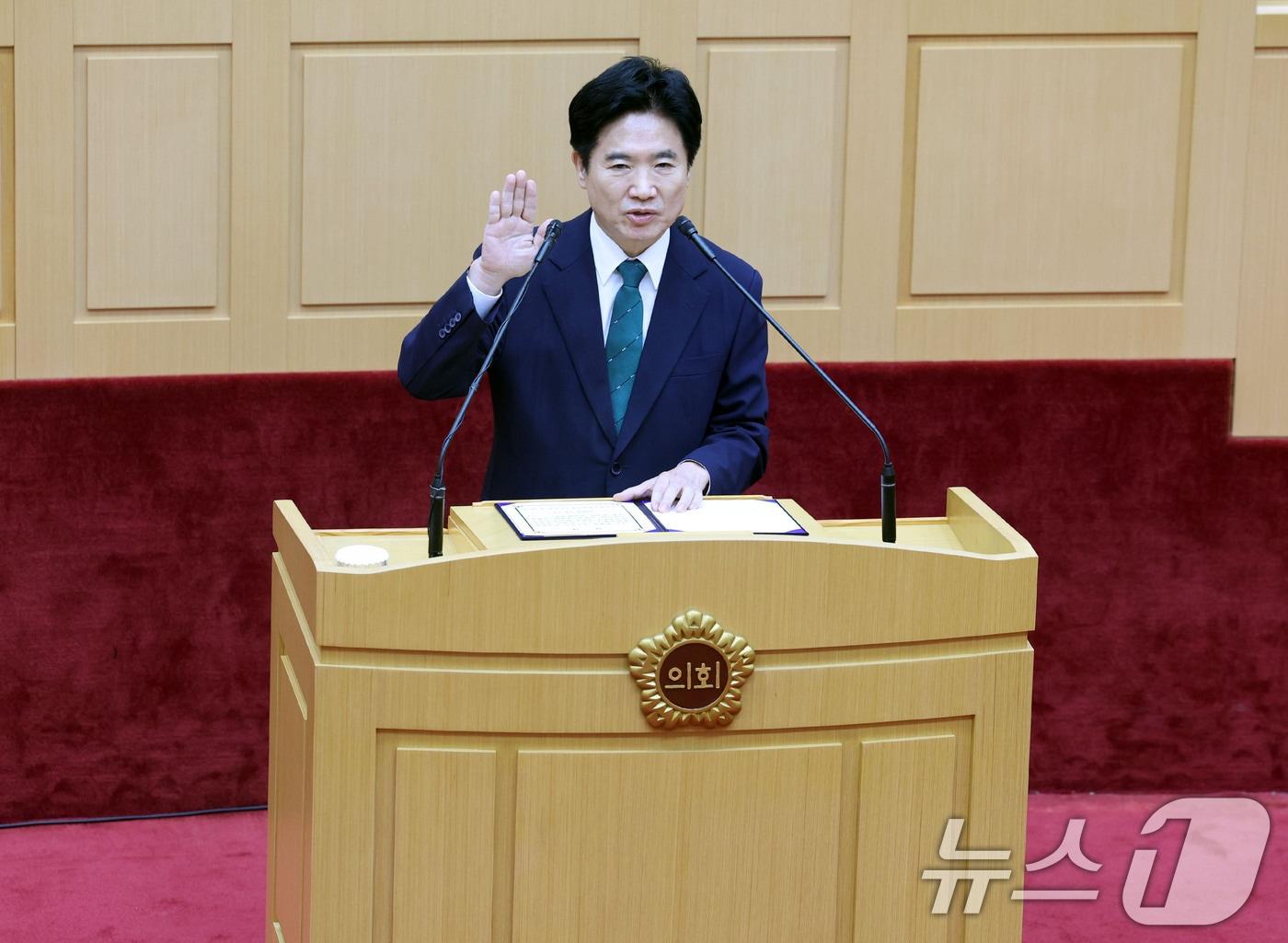 본문 이미지 - 김대중 전남광주통합교육감이 1일 0시 전남도의회 본회의장에서 열린 제1회 임시회 제1차 본회의에서 취임선서하고 있다. 2026.7.1 ⓒ 뉴스1 박지현 기자