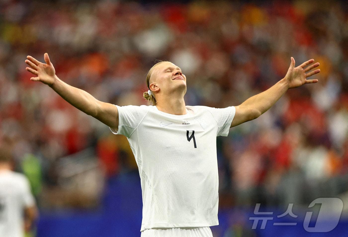 본문 이미지 - 노르웨이 엘링 홀란이 1일(한국시간) 열린 2026 FIFA 북중미 월드컵 32강 코트디부아르전에서 후반 41분 결승골을 터뜨린 뒤 기뻐하고 있다. ⓒ 로이터=뉴스1