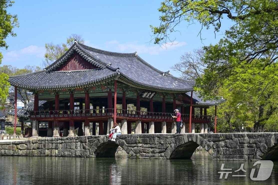 본문 이미지 - 국가유산청이 조선 후기 호남을 대표하는 누각 '남원 광한루'를 국가지정문화유산 국보로 지정했다.