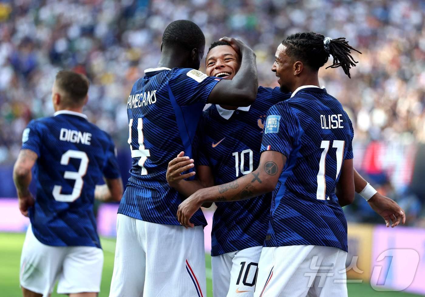 본문 이미지 - 프랑스가 1일(한국시간) 열린 2026 FIFA 북중미 월드컵 32강에서 스웨덴을 3-0으로 완파했다. ⓒ AFP=뉴스1