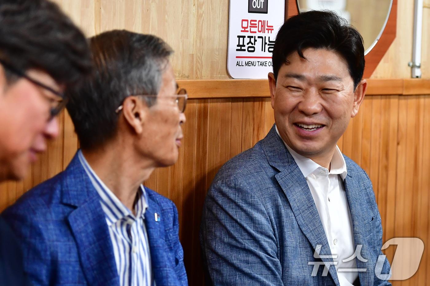 본문 이미지 - 박용선 경북 포항시장이 민선 9기 첫 날인 1일 죽도시장에 있는 곰탕 집에서 상인 대표들과 아침 식사에 앞서 얘기를 나누고 있다. 박 시장은 이날 북구에 있는 자택에서 시내버스를 타고 죽도시장에 내려 장을 보러 나온 시민과 상인들로부터 민생현안을 청취했다. 2026.7.1 ⓒ 뉴스1 최창호 기자