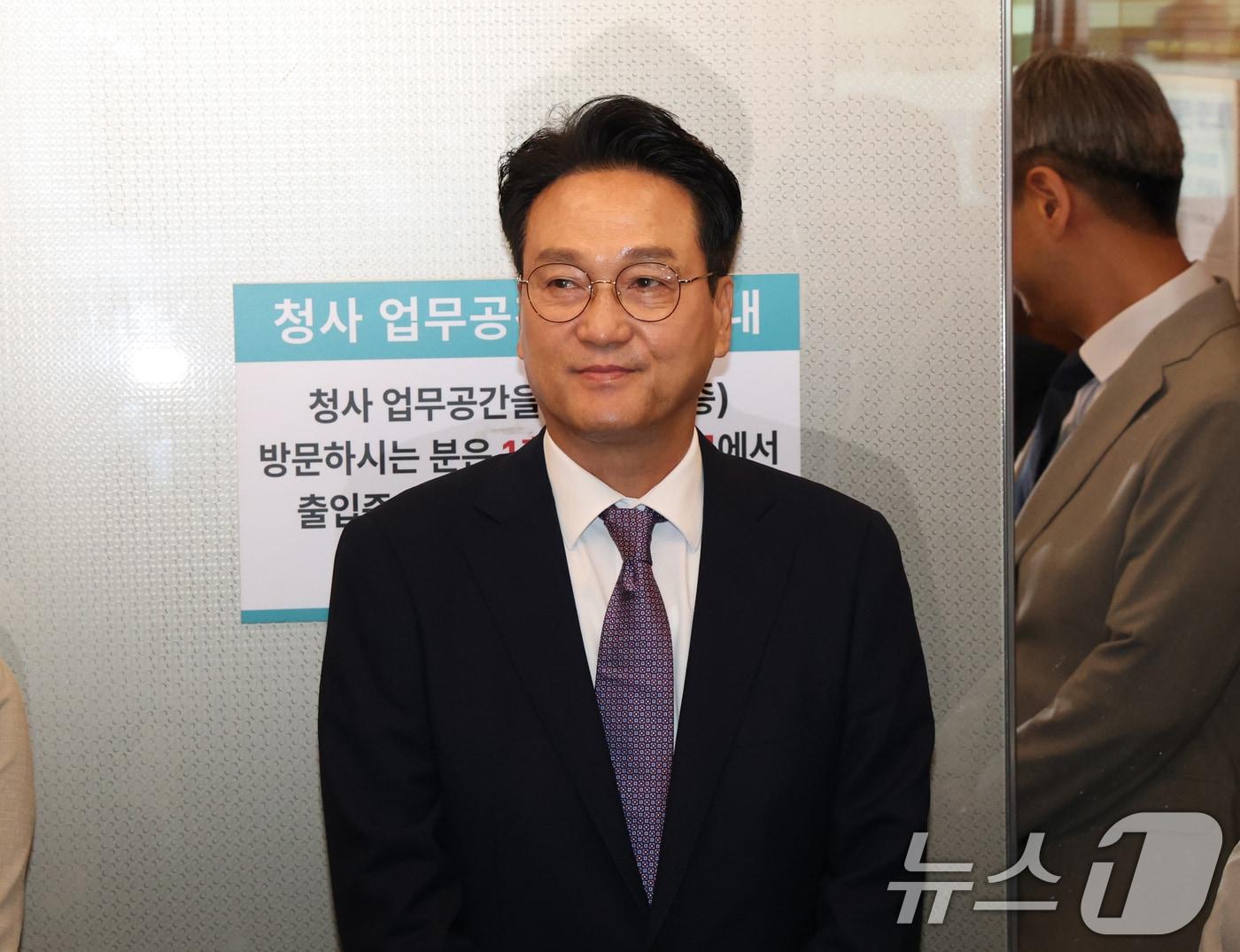 본문 이미지 - 안민석 경기도교육감이  지난 7월1일 경기 수원시 영통구 경기도교육청으로 첫 출근을 하고 있다. 2026.7.1 ⓒ 뉴스1 김영운 기자