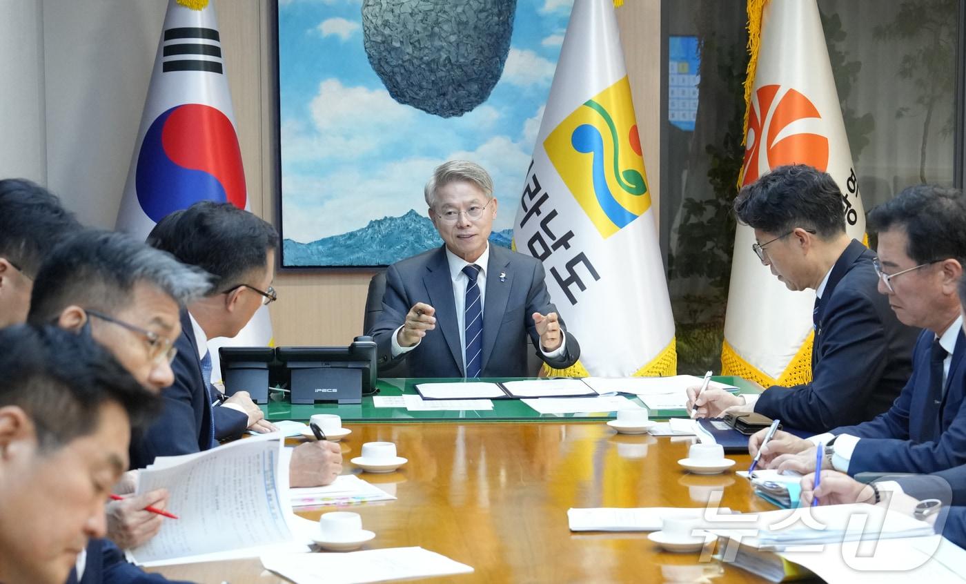 본문 이미지 - 민형배 전남광주통합특별시장이 1일 새벽 전남광주통합특별시청 무안청사 집무실에서 간부공무원들에게 반도체 지원방안, 재해안전대책, 민생안전 정책 등 1호 업무지시를 하고 있다.(전남광주통합특별시 제공. 재판매 및 DB금지) 2026.7.1 ⓒ 뉴스1