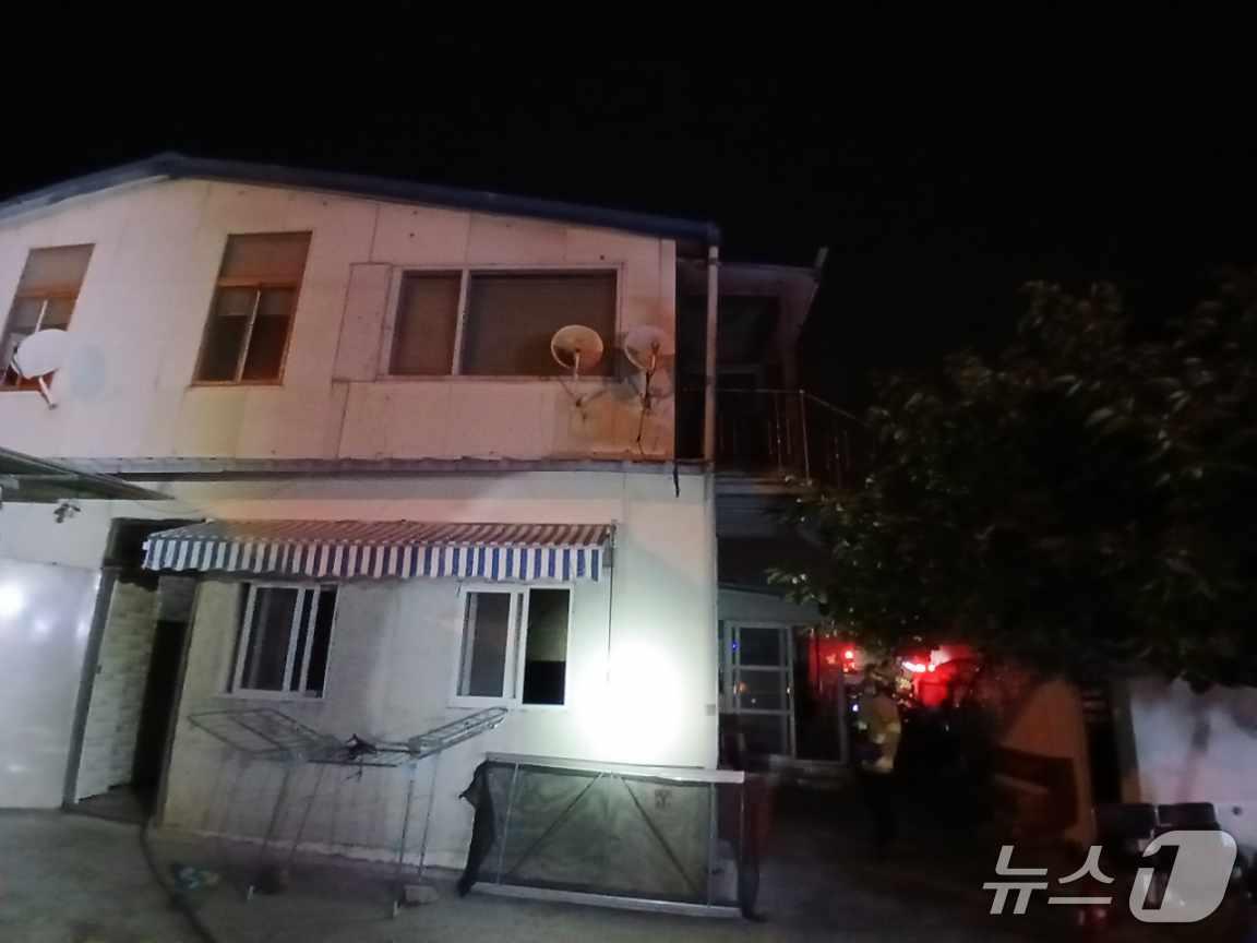 본문 이미지 - 1일 오전 3시 11분쯤 경북 칠곡군 북삼읍 한 주택 1층에서 불이 났다. (경북소방본부 제공. 재판매 및 DB 금지)2026.7.1/뉴스1