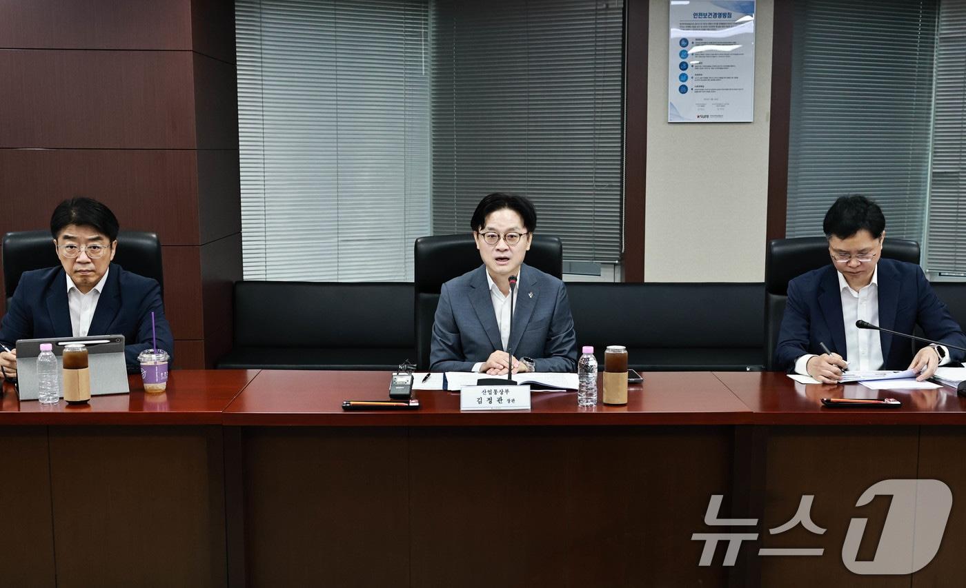 본문 이미지 - 김정관 산업통상부 장관이 1일 오전 서울 종로구 한국무역보험공사에서 유럽연합(EU)이 우리나라 전용 무관세 수입 철강 쿼터를 절반 가까이 줄이기로 한 것에 대한 대응 방안 마련을 위해 '철강업계 긴급 간담회'를 주재하고 있다. (산업통상부 제공. 재판매 및 DB금지) 2026.7.1 ⓒ 뉴스1
