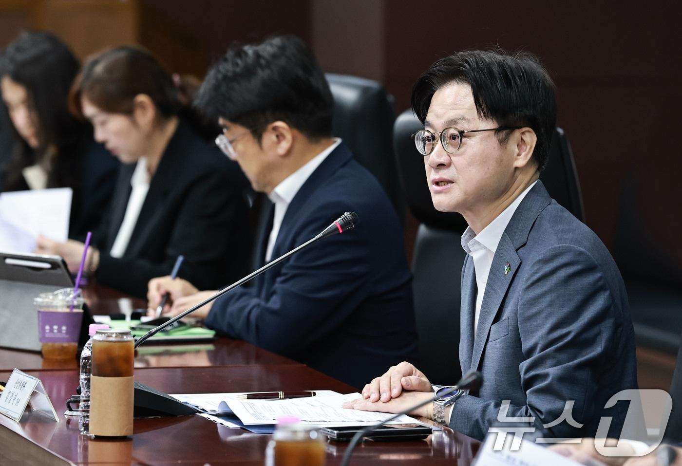 본문 이미지 - 김정관 산업통상부 장관이 1일 오전 서울 종로구 한국무역보험공사에서 유럽연합(EU)이 우리나라 전용 무관세 수입 철강 쿼터를 절반 가까이 줄이기로 한 것에 대한 대응 방안 마련을 위해 '철강업계 긴급 간담회'를 주재하고 있다. (산업통상부 제공. 재판매 및 DB금지) 2026.7.1 ⓒ 뉴스1