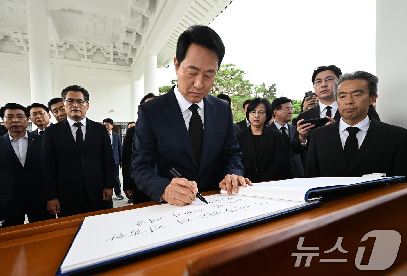 본문 이미지 - 오세훈 서울시장이 1일 서울 동작구 국립서울현충원을 방문해 참배를 마친 뒤 방명록을 남기고 있다. 6·3 전국동시지방선거를 통해 유권자의 선택을 받은 전국 단체장들은 이날부터 4년간의 공식업무에 들어간다. (공동취재) 2026.7.1 ⓒ 뉴스1 이호윤 기자