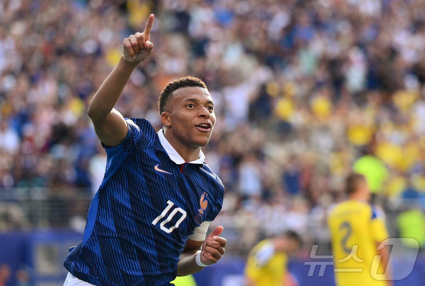 본문 이미지 - 프랑스의 킬리안 음바페가 1일(한국시간) 열린 2026 FIFA 북중미 월드컵 32강 스웨덴전에서 2골을 터뜨려 팀의 3-0 대승을 이끌었다. ⓒ AFP=뉴스1