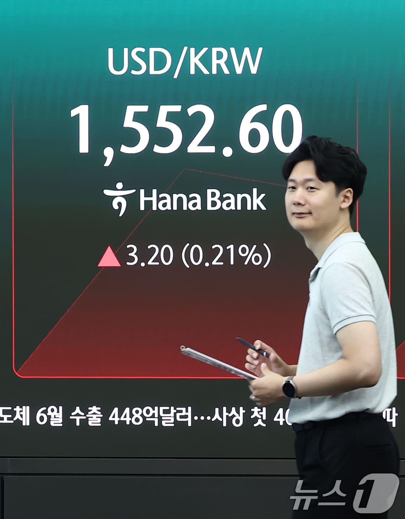 본문 이미지 - 1일 오전 서울 중구 하나은행 본점 딜링룸 전광판에 원·달러 환율이 나오고 있다. 2026.7.1 ⓒ 뉴스1 김민지 기자