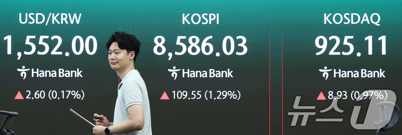 본문 이미지 - 코스피가 115.02p(1.36%) 오른 8591.5에 출발한 1일 오전 서울 중구 하나은행 본점 딜링룸 전광판에 개장 시황이 나오고 있다. 2026.7.1 ⓒ 뉴스1 김민지 기자
