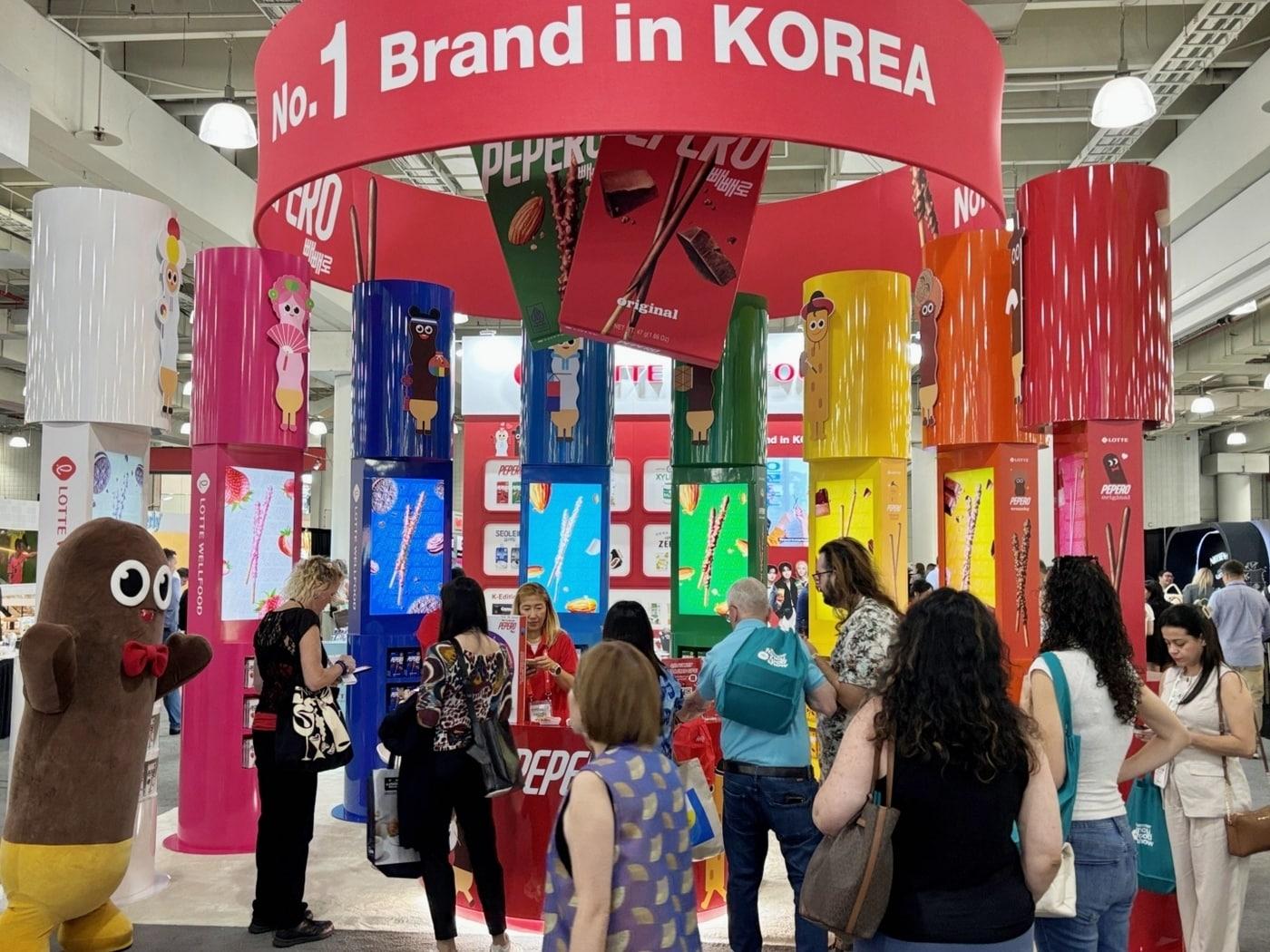 본문 이미지 - 미국 뉴욕에서 열린 팬시푸드쇼 2026에 참가한 롯데웰푸드 부스를 참관객이 둘러보고 있다.(롯데웰푸드 제공)