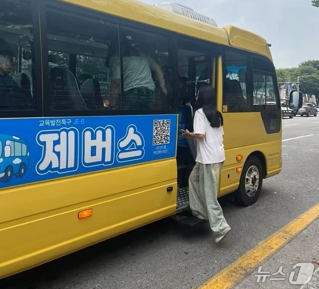 본문 이미지 - 초등학생 방과 후 이동을 지원하는 수요응답형 버스 '제버스(JE-BUS)'. (제천시 제공. 재판매 및 DB금지)/뉴스1 