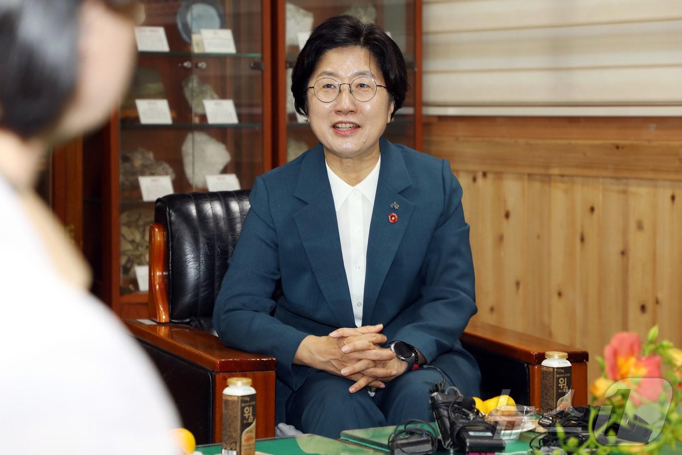 본문 이미지 - 고의숙 제주특별자치도교육감이 취임 첫 날인 1일 오전 제주북초등학교를 방문해 학교 현안을 듣고 있다. 2026.7.1 ⓒ 뉴스1 오미란 기자