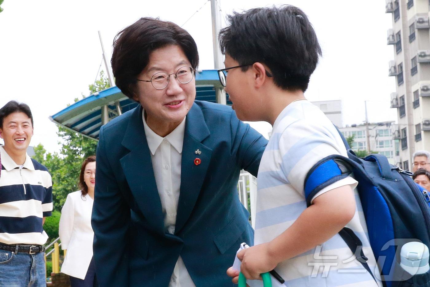 본문 이미지 - 고의숙 제주특별자치도교육감이 취임 첫날인 1일 오전 제주북초등학교를 방문해 등굣길 인사를 하고 있다. 2026.7.1 ⓒ 뉴스1 오미란 기자