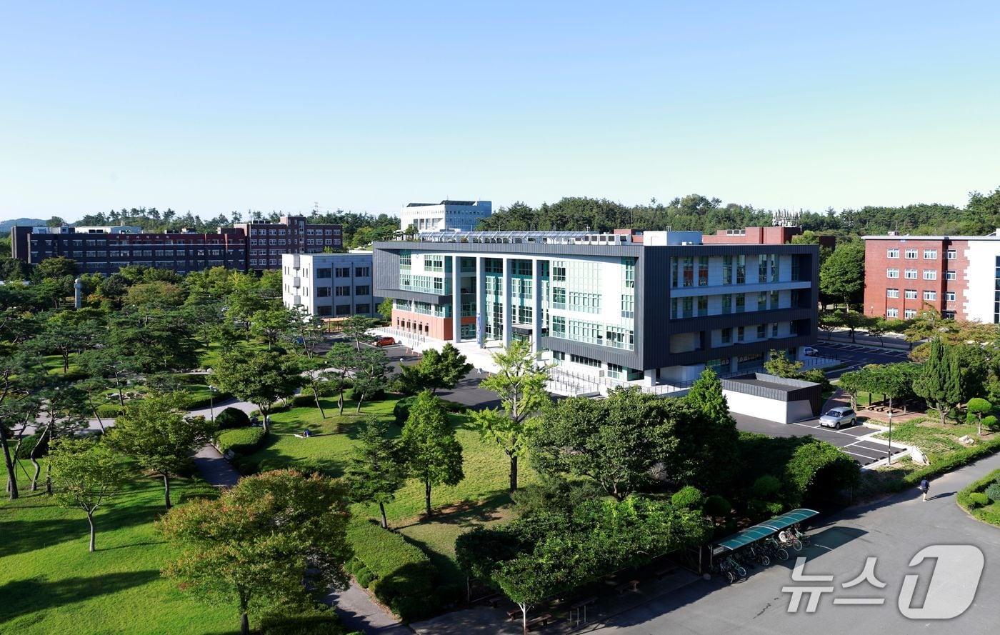 본문 이미지 - 국립군산대학교 대학본부 전경.(군산대 제공. 재판매 및 DB금지)