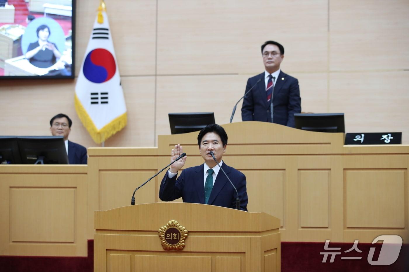 본문 이미지 - 김대중 초대 전남광주통합특별시교육감이 1일 새벽 전남광주통합특별시의회에서 취임 선서를 하고 있다.(전남광주통합특별시교육청 제공, 재판매 및 DB 금지)/ 2026.7.1 ⓒ 뉴스1