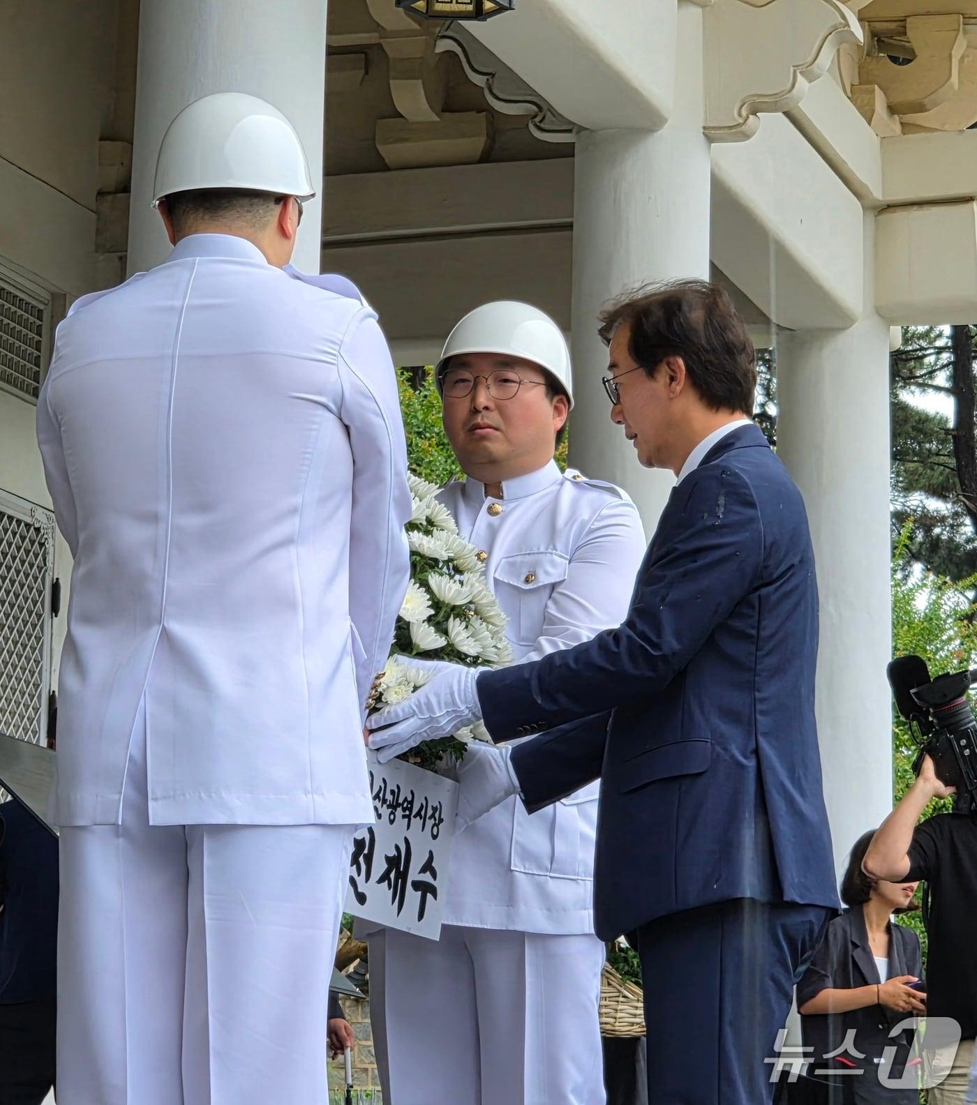 본문 이미지 - 전재수 부산시장이 1일 취임 첫 일정으로 부산 동래구 충렬사를 참배하고 있다. 2026.7.1/뉴스1 ⓒ News1 임순택 기자