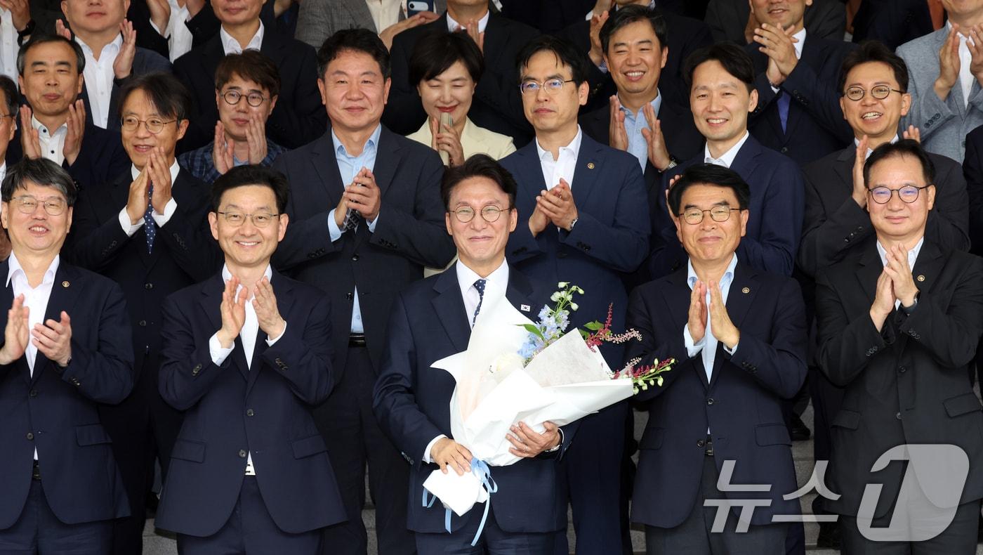 본문 이미지 - 김민석 국무총리가 1일 오전 서울 종로구 세종대로 정부서울청사에서 열린 이임식을 마치고 국무총리실 직원들과 기념촬영을 하고 있다. 2026.7.1 ⓒ 뉴스1 김명섭 기자
